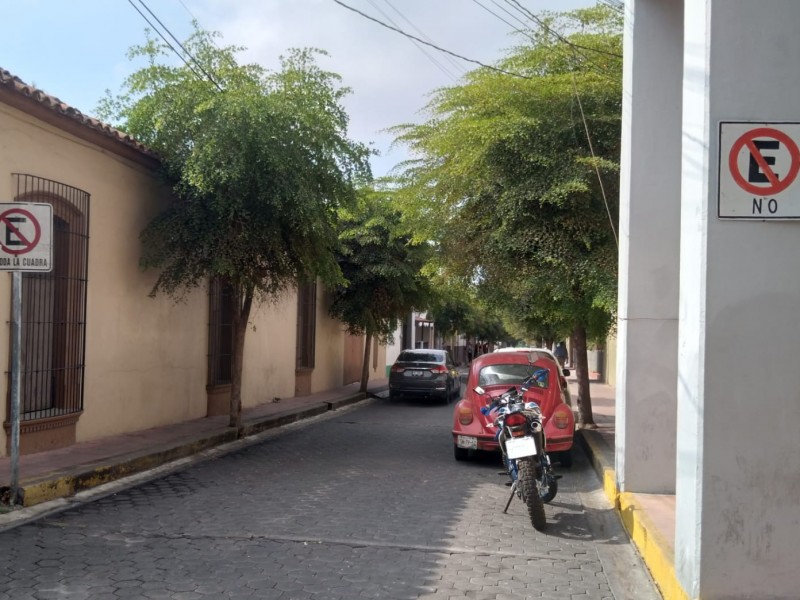 Ante obstrucción de cocheras, exigen aplicar reglamento en calle Morelos