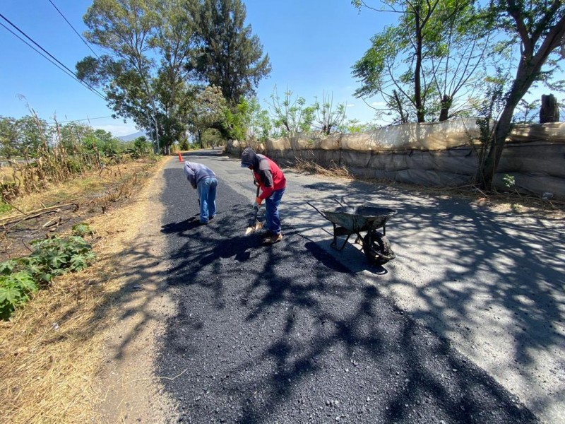 Ante petición ciudadana rehabilitan vialidades en Ario de Rayón