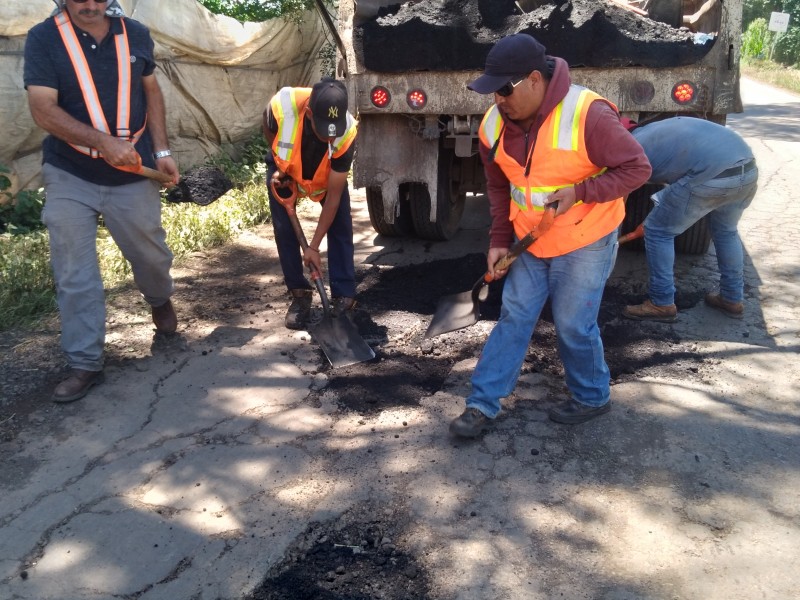 Ante peticiones ciudadanas, realizan bacheo en la carretera a Ario