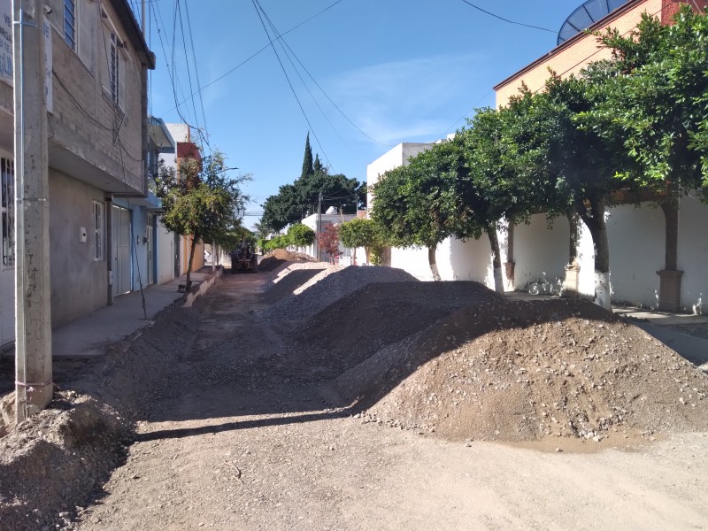 Reanudan obra en calle Gardenia tras retraso por lluvias