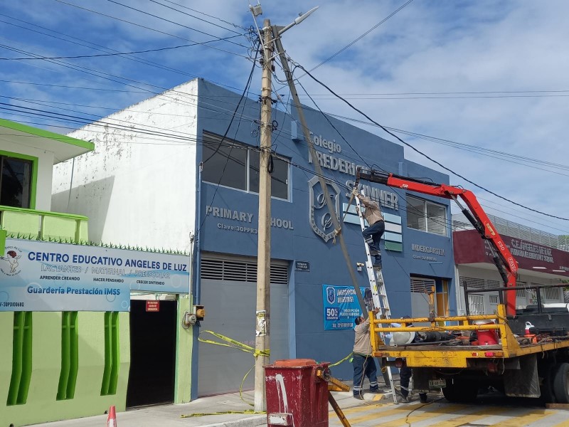 Ante riesgo de caída de poste, suspenden clases en escuela