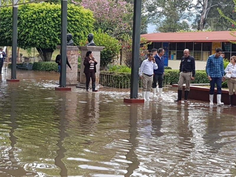 Ante tormenta Vicente suspenden clases en costa michoacana