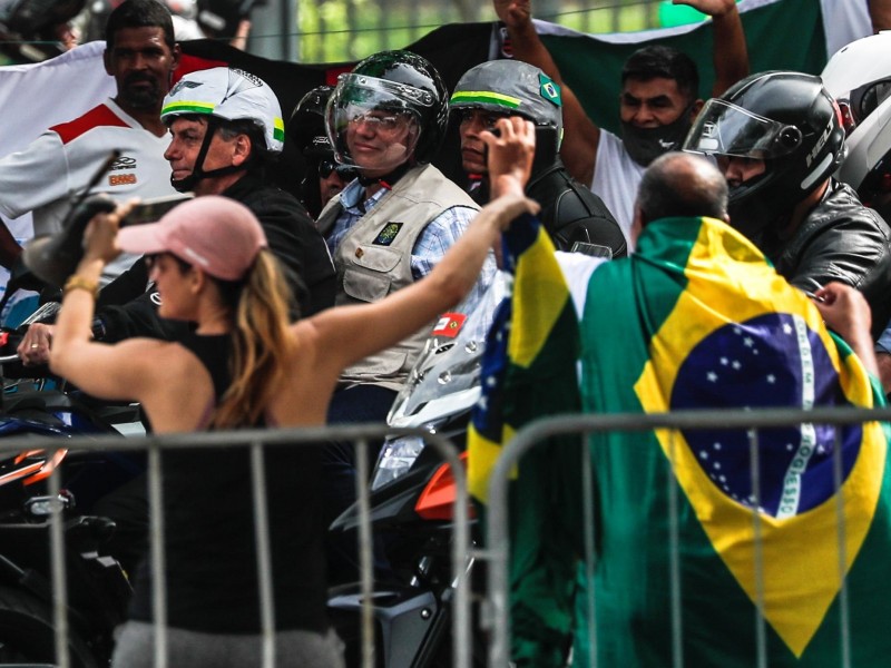 Ante una inminente 3a ola, Bolsonaro lidera caravana de motos