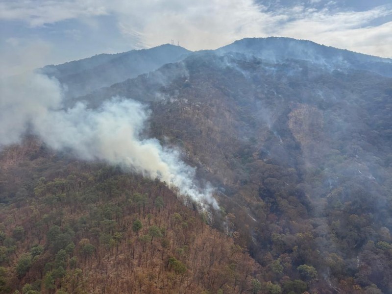 Antes de las lluvias, un intenso incendio forestal en Ahualulco