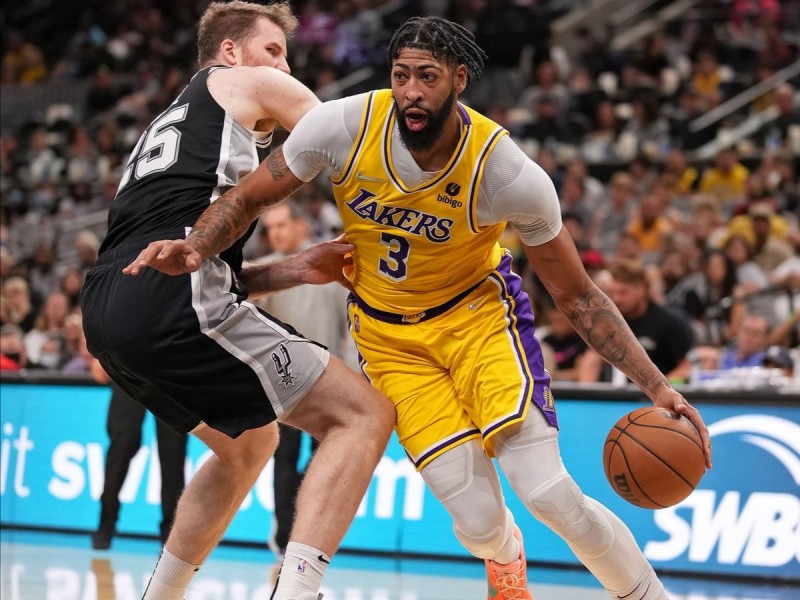 Anthony Davis consigue doble-doble y lidera remontada de Lakers