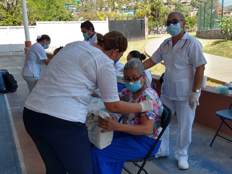 Anticipado y ágil , tercer día de vacunación en Zihuatanejo