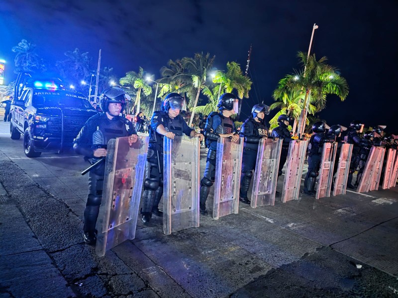Antimotines arriban al puente de Boca del Río tras bloqueo vial