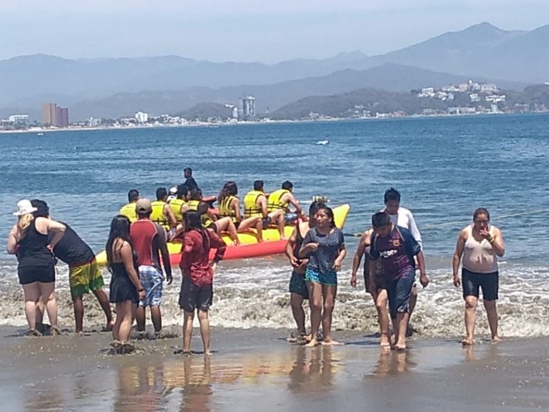 Antonio ofrece diversión acuática a turistas