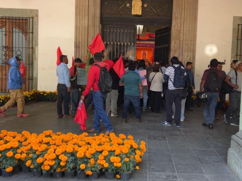 Antorcha Campesina protesta en Palacio de Gobierno; exponen demandas sociales