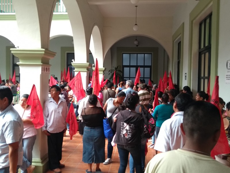 Antorcha Campesina protesta en Palacio Municipal