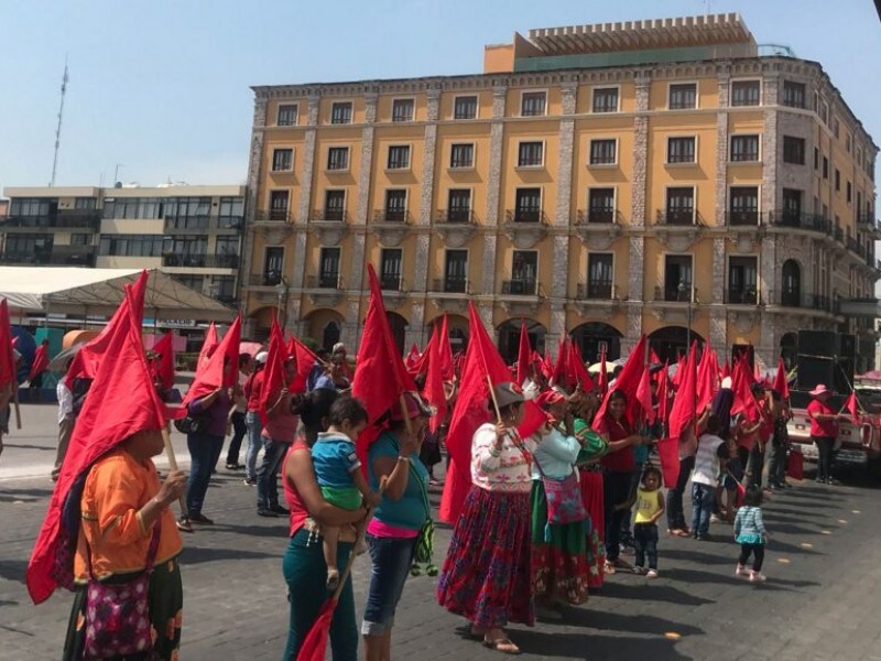 Antorcha Campesina se manifiesta frente a Palacio