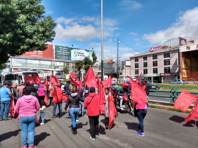 Antorchistas cierran Paseo Tollocan