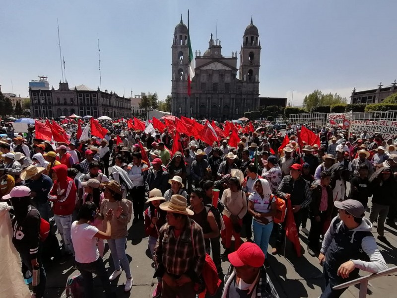 Antorchistas se manifiestan en la Plaza de los Mártires