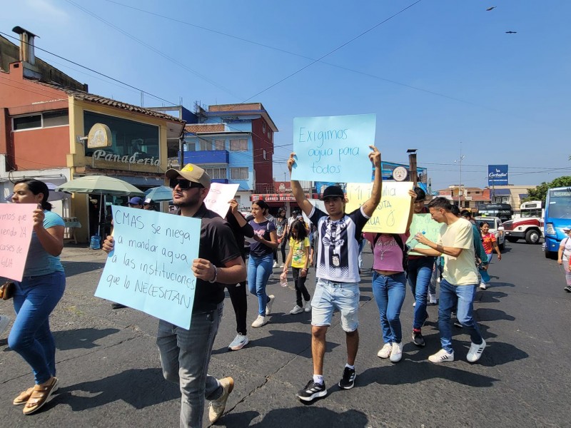 Antorchistas se manifiestan por falta de agua