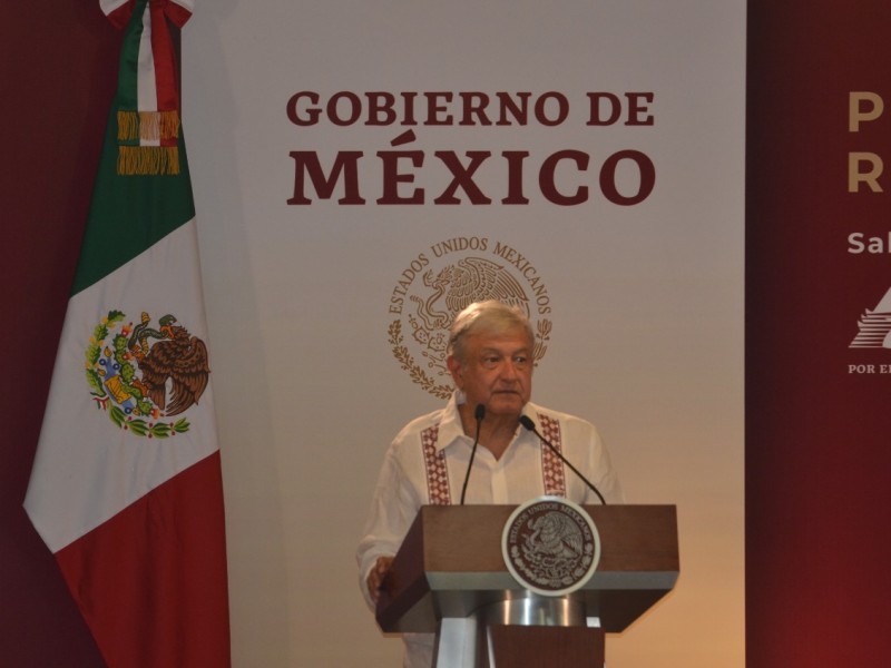 Anuncia AMLO mejoras en el servicio médico petrolero