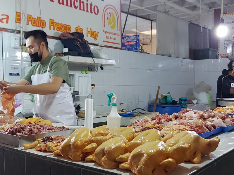 Anuncian aumento en el precio del pollo por desabasto nacional