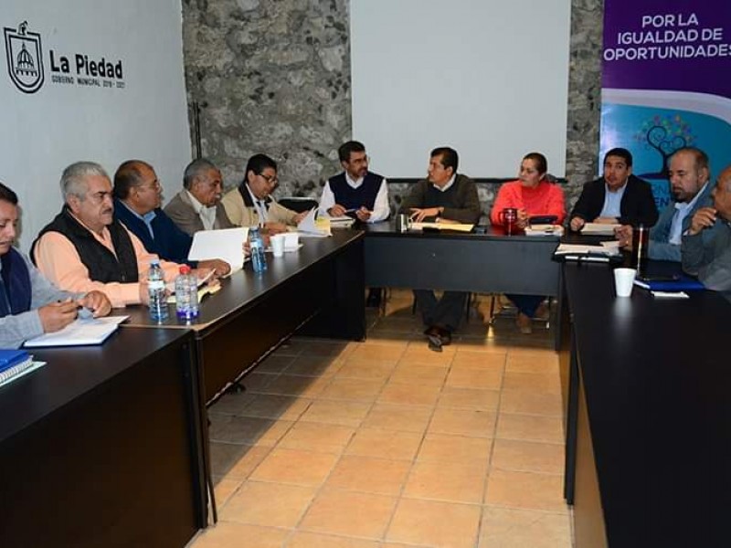 Anuncian aumento salarial de 4% a empleados municipales