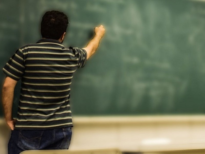Anuncian aumento salarial para docentes del sistema federalizado