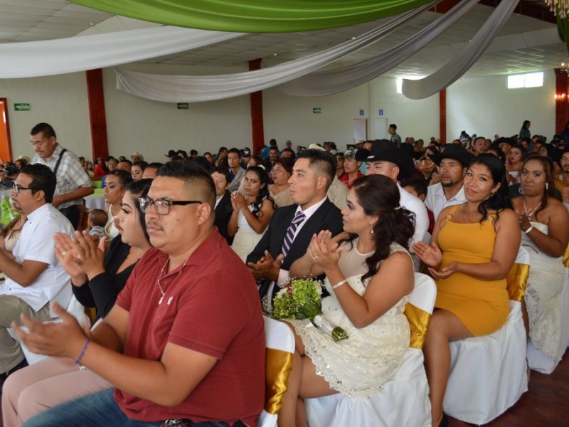 Anuncian matrimonios al civil durante Feria de Amor y Amistad