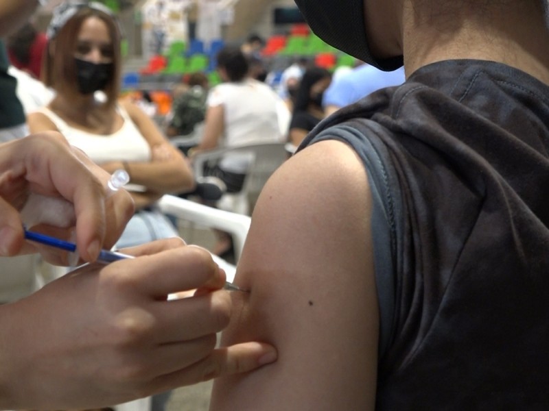Anuncian vacunación contra covid-19 para adolescentes