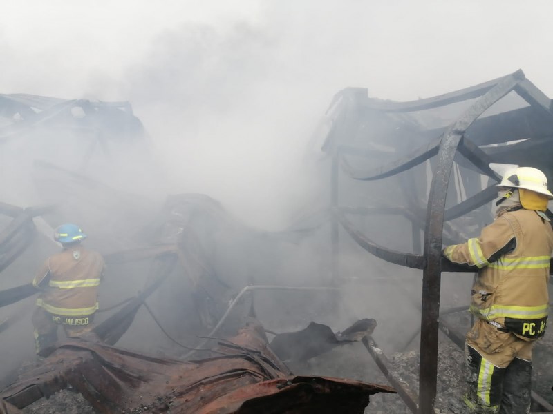 Apagan incendio en fábrica de sandalias