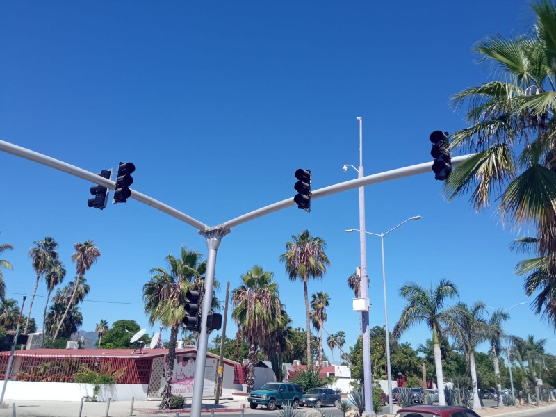 Apagan semáforo de boulevard Mijares