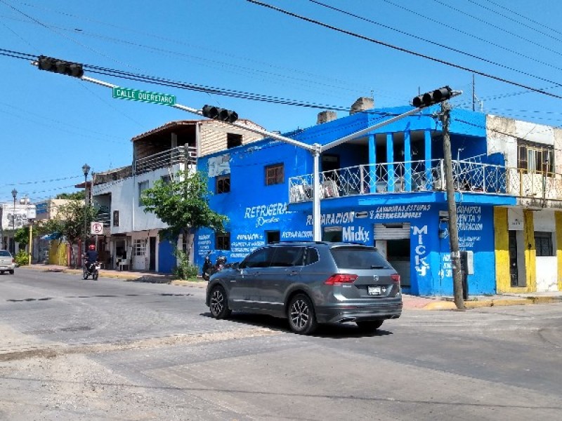 Apagan semáforo de avenida Victoria y calle Querétaro