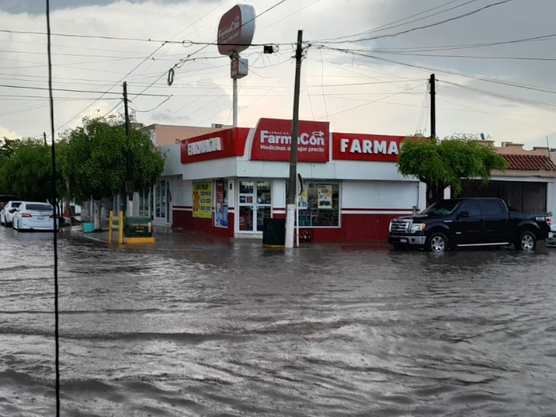 Apagones y grandes encharcamientos dejaron las lluvias fuertes registradas en Los Mochis