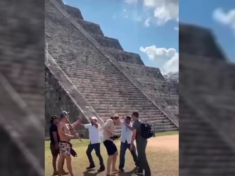 Apalean a turista por subir Pirámide de Kukulcán