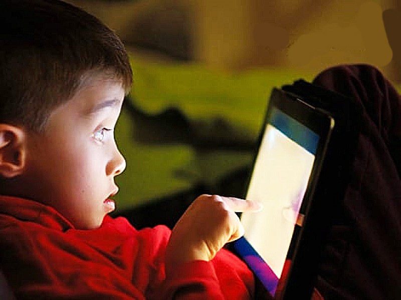 Aparatos electrónicos afectan la vista de niños