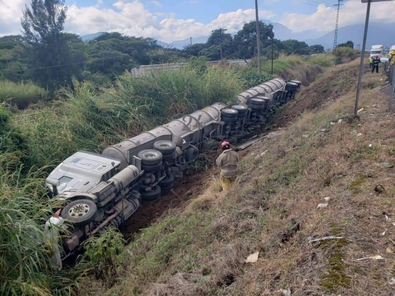 Aparatosa volcadura de pipa en autopista Orizaba-Fortín