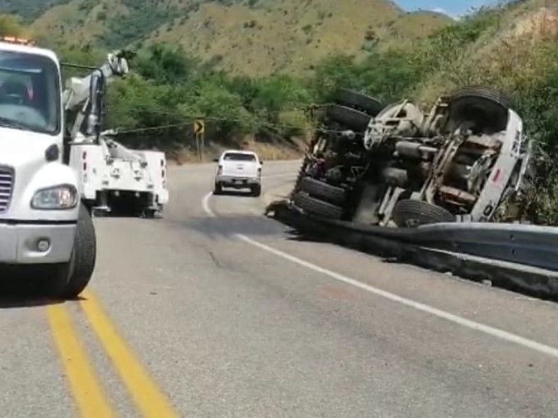 Aparatosa volcadura de pipa en Chiapas deja un muerto