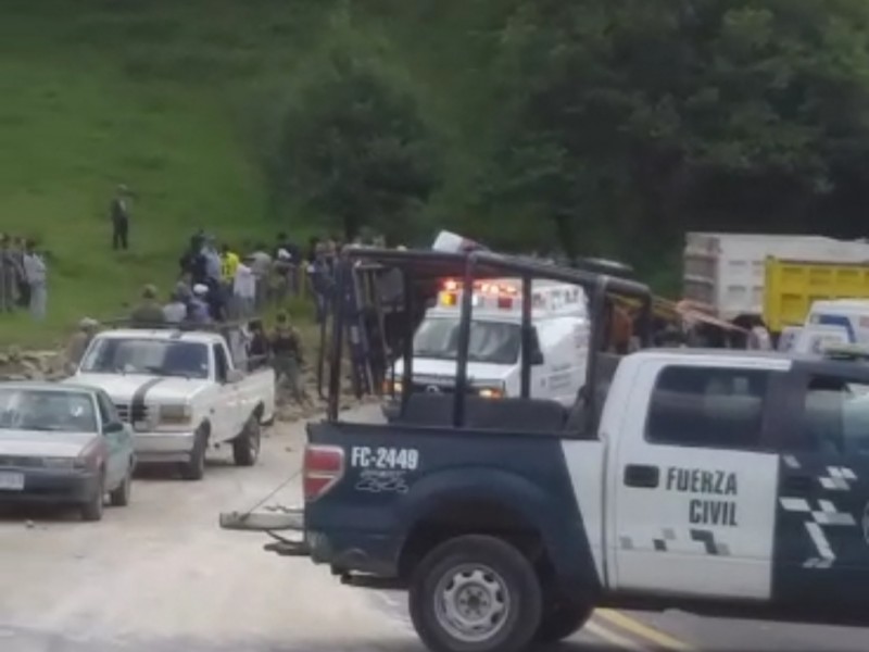 Aparatosa volcadura de tráiler bloquea la carretera Xalapa-Perote