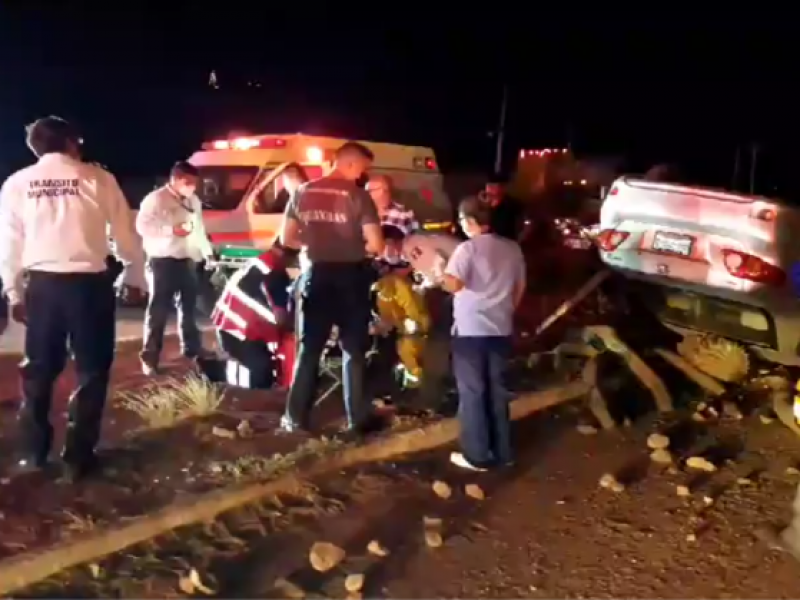 Aparatosa volcadura en carretera internacional