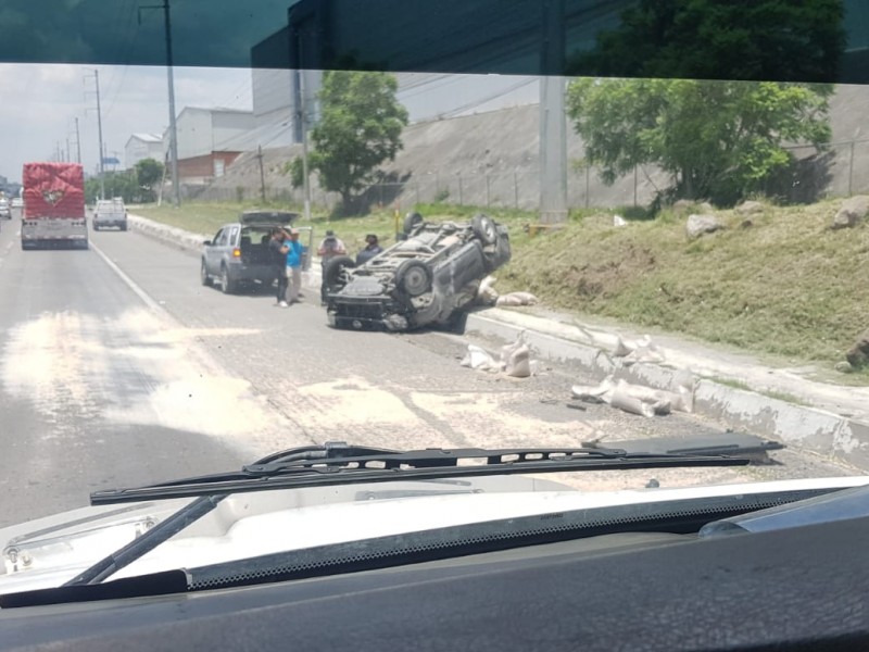 Aparatosa volcadura en la México - Querétaro