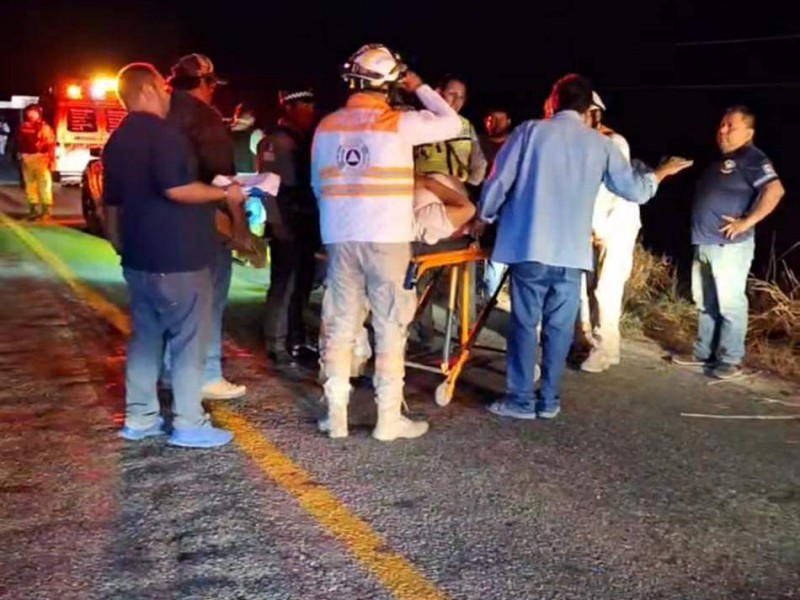 Aparatosa volcadura en tramo carretero