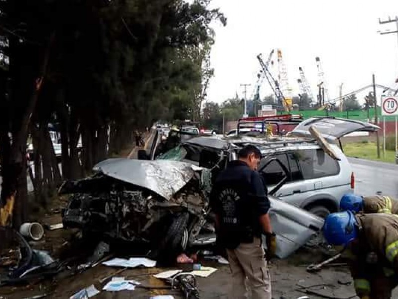 Aparatoso accidente deja 4 heridos en Texcoco