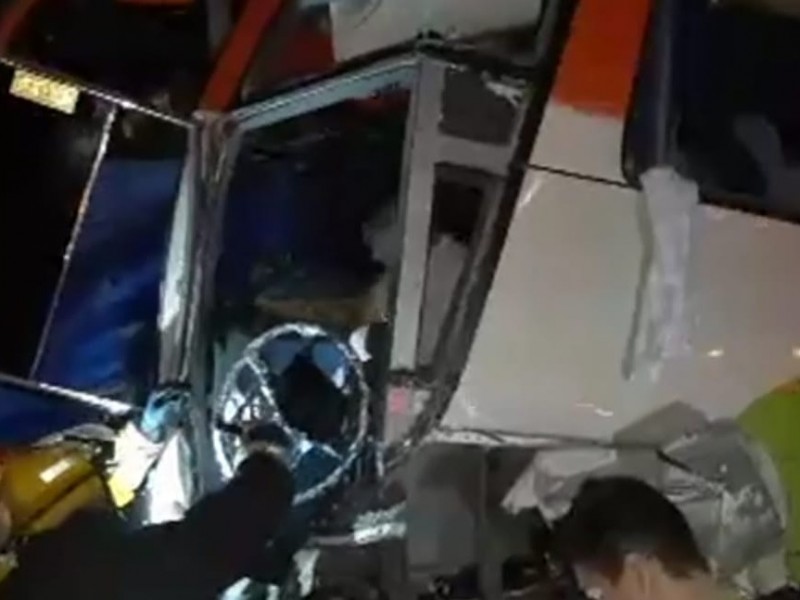 Aparatoso accidente deja al menos 4 heridos