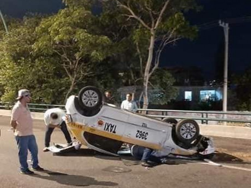 Aparatoso accidente deja dos heridos en Tuxtla