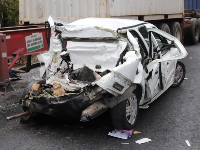 Aparatoso accidente deja tres lesionados