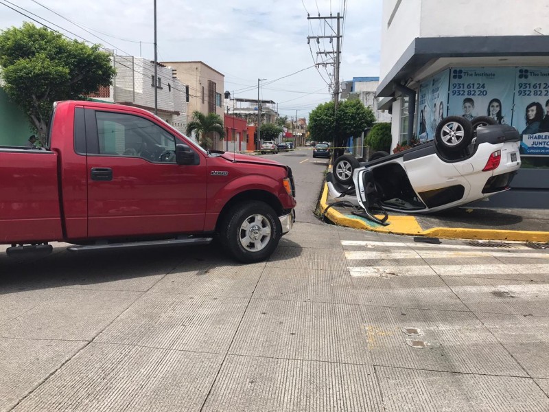 Aparatoso accidente deja una mujer herida y una camioneta volcada.