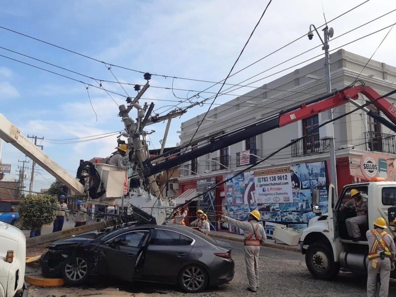 Aparatoso accidente dejó cuantiosos daños materiales