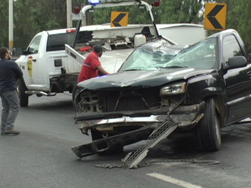 Aparatoso accidente en bulevar Metropolitano, dos lesionados