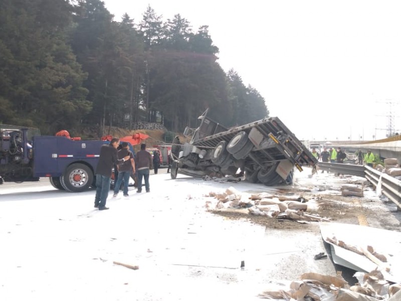 Aparatoso accidente en la México - Toluca