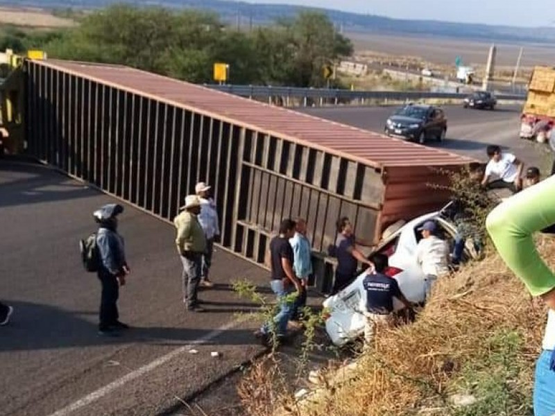 Aparatoso accidente en la Morelia-Salamanca interrumpe circulación