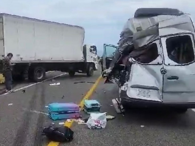 Aparatoso accidente en Los Cabos, al menos 12 extranjeros involucrados