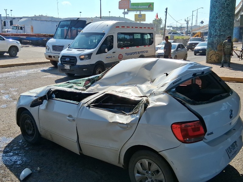 Aparatoso accidente en Mazatlán: camión de carga vuelca y aplasta vehículo
