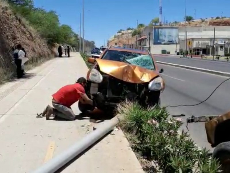 Aparatoso accidente en periférico Luis Donaldo Colosio