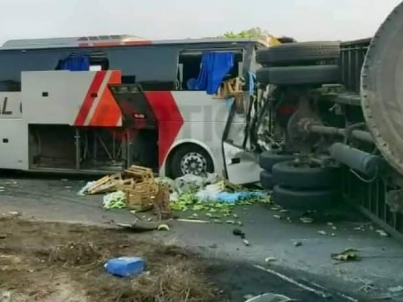 Aparatoso accidente entre dos unidades pesadas