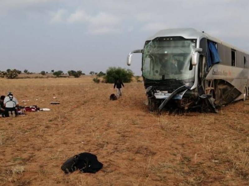 Aparatoso accidente involucra tres vehículos y deja 12 heridos